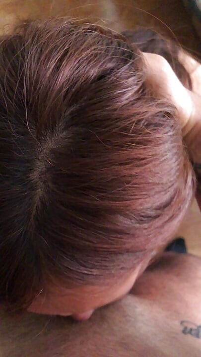 Неверная общая милфа-жена делает лучший минет с глубокой глоткой, пока она не глотает всю сперму