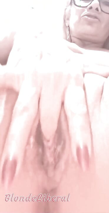 Marque um Encontro Comigo e Vem Enfiar Seu Pauzão Nessa Buceta Gulosa e Safada,... e Eu Adoro Quando Você Goza na Minha Boca Também