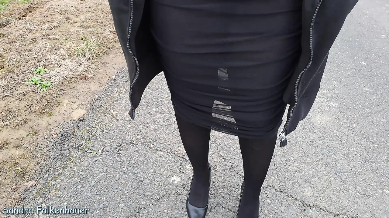 没有穿黑色紧身裤的内裤