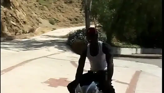 Черный ебарь трахает свой хуй в чернокожую членососку