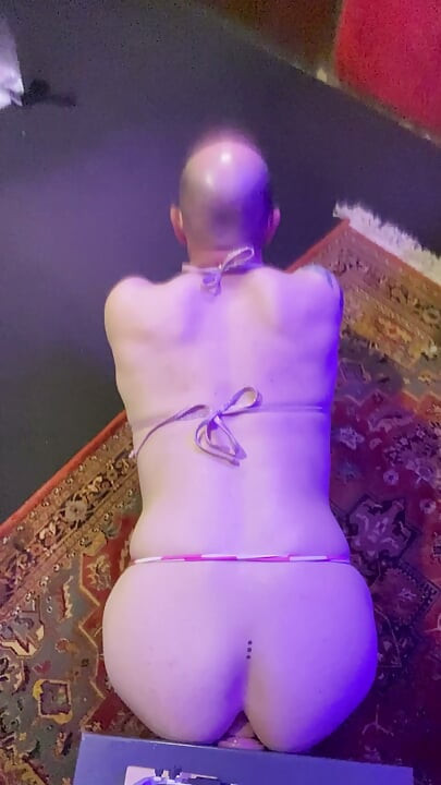 Sissy slet neukt dildo als een echte bottom die geobsedeerd is door het idee om een meisje te zijn en een daddy top die me bezit