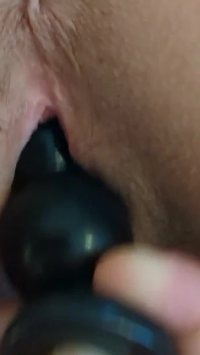Moment clé de « Jouer avec la chatte de ma femme et l’insertion de jouet. »