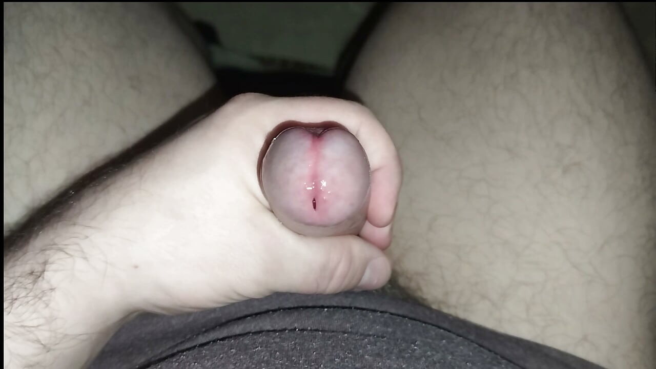 Masturbation en gros plan, bite non circoncise et éjaculation