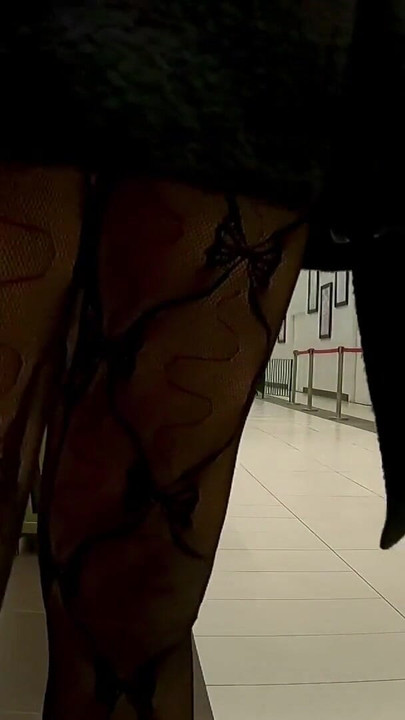 Spektakularan trenutak iz "Mall Flash In Sissy Chastity"