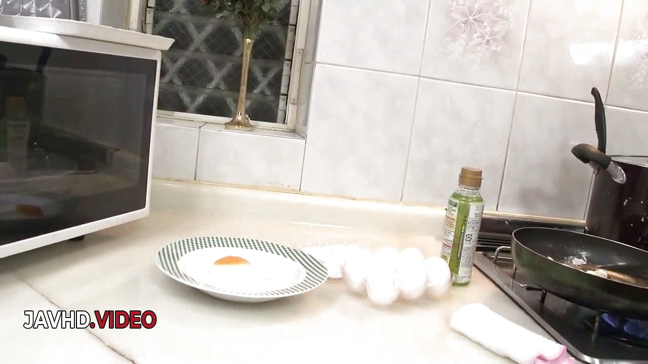 Japanska kućanica i njezino intimno kuhinjsko zadovoljstvo