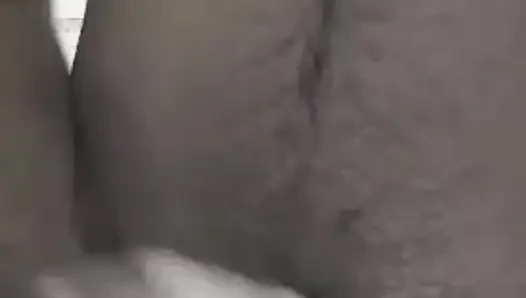 Eşcinsel bana banyoda tek başına mastürbasyon yapıyor