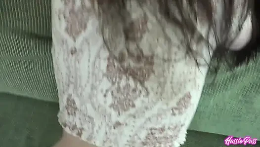 Dünne piper june bekommt ihre muschi feucht, bevor brian ihren hintern fickt!