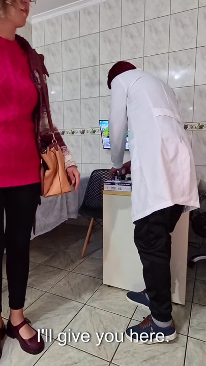 Anális vizsga, amely magában foglalja a dugó behelyezését és az anális szexet a sperma bent tartása érdekében. | 1. klip