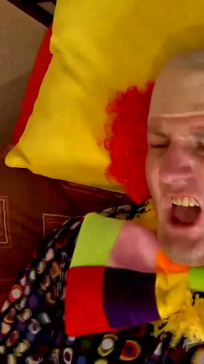 Mega Titten werden von Clown geficked | Clip 3
