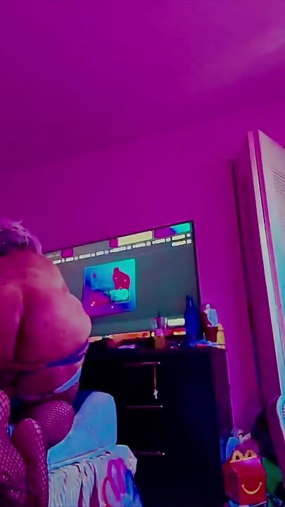 Sissy se igra sa samom sobom