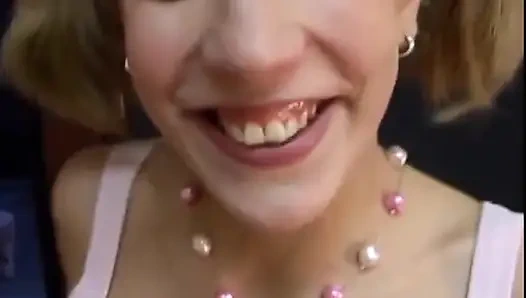 Плюю на мой большой жесткий член, молодая шлюшка. Я хочу наполнить твой рот и камшот в нем