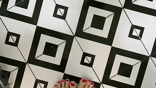 Иди в душ, чтобы развлечься. Больше ступней для тебя