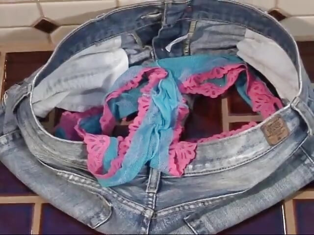 جليسة الأطفال تضرب في الحمام