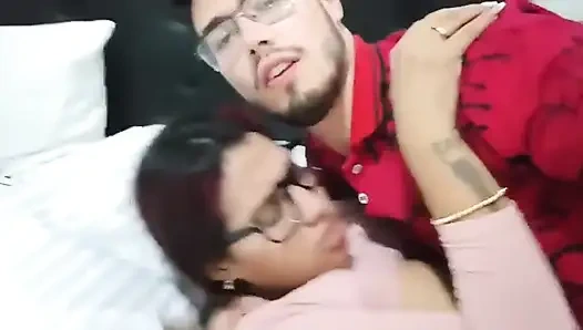 Brünette mit dicken natürlichen titten fickt lecker und ohne Kondom ich habe sie auf einer dating-App gefunden