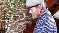 Sexy adolescente francesa follando sus agujeros mientras su abuelo mira