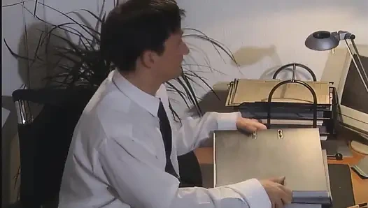 Возбужденную блондинку-шлюшку с массивными силиконовыми сиськами трахнули 3 офисных ебаря!