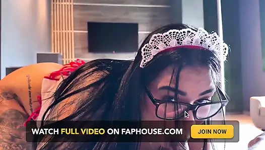 Kolombiyalı hemşire hastasını büyük poposuyla iyileştiriyor