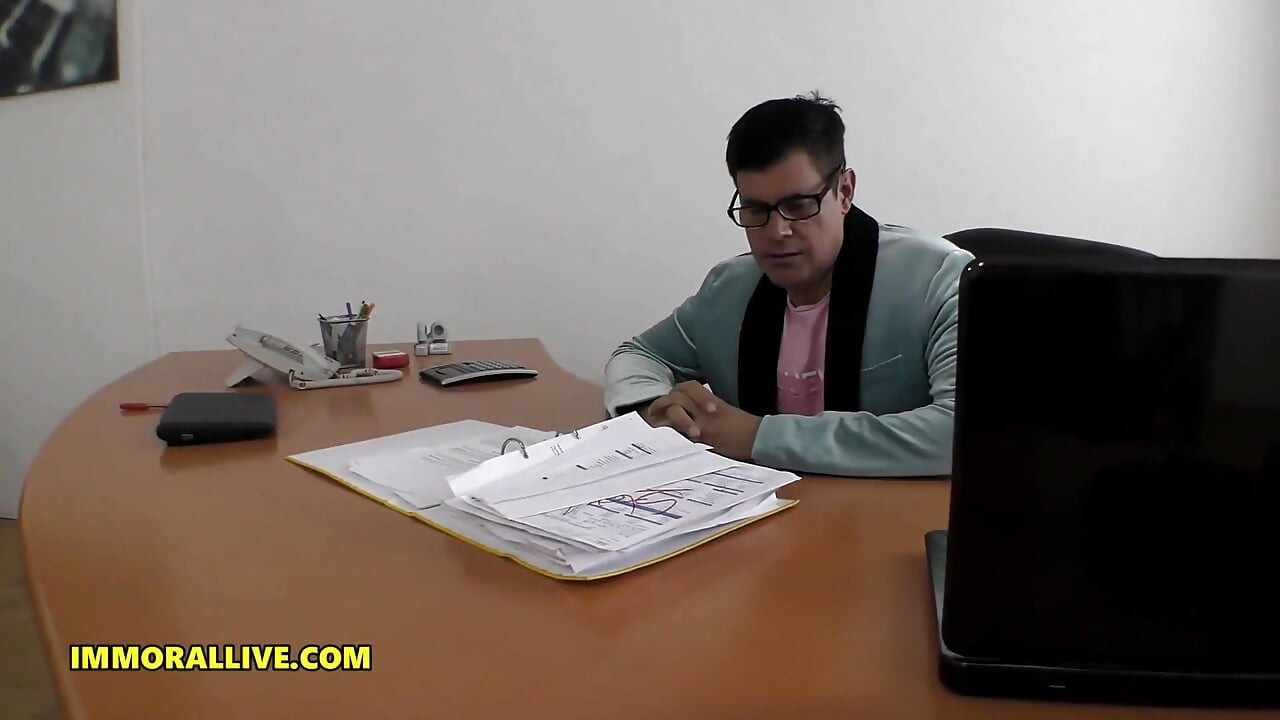 Η μικροκαμωμένη μαζορέτα του κολεγίου Elle Rose αποπλανεί τον δάσκαλο