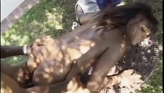 Güzel zenci orta yaşlı seksi kadın domalarak sikiliyor ve canavar siyah yarakla yüzüne boşalıyor