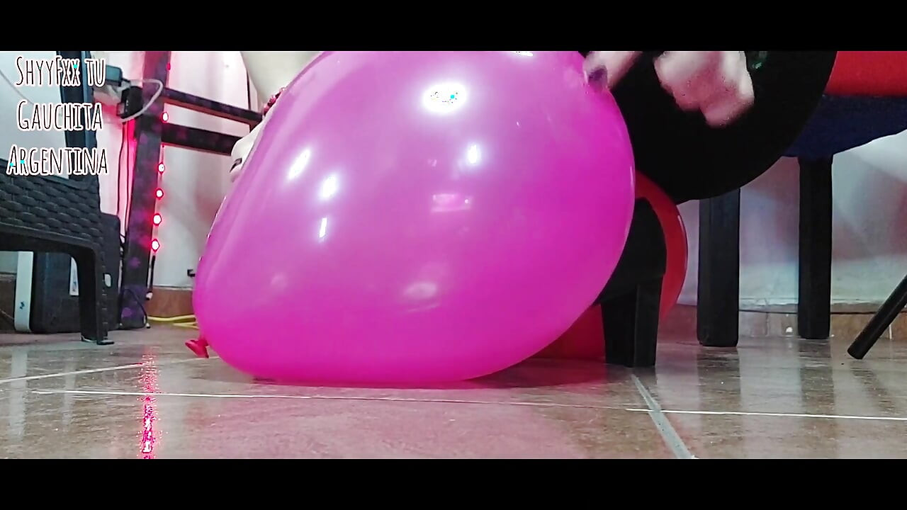 엉덩이로 풍선을 문지르고 터뜨리는 ShyyFxx!