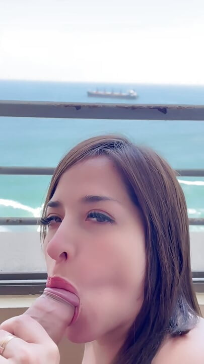 Fucks mulutku di balkon di depan laut (amatir Latin sex)
