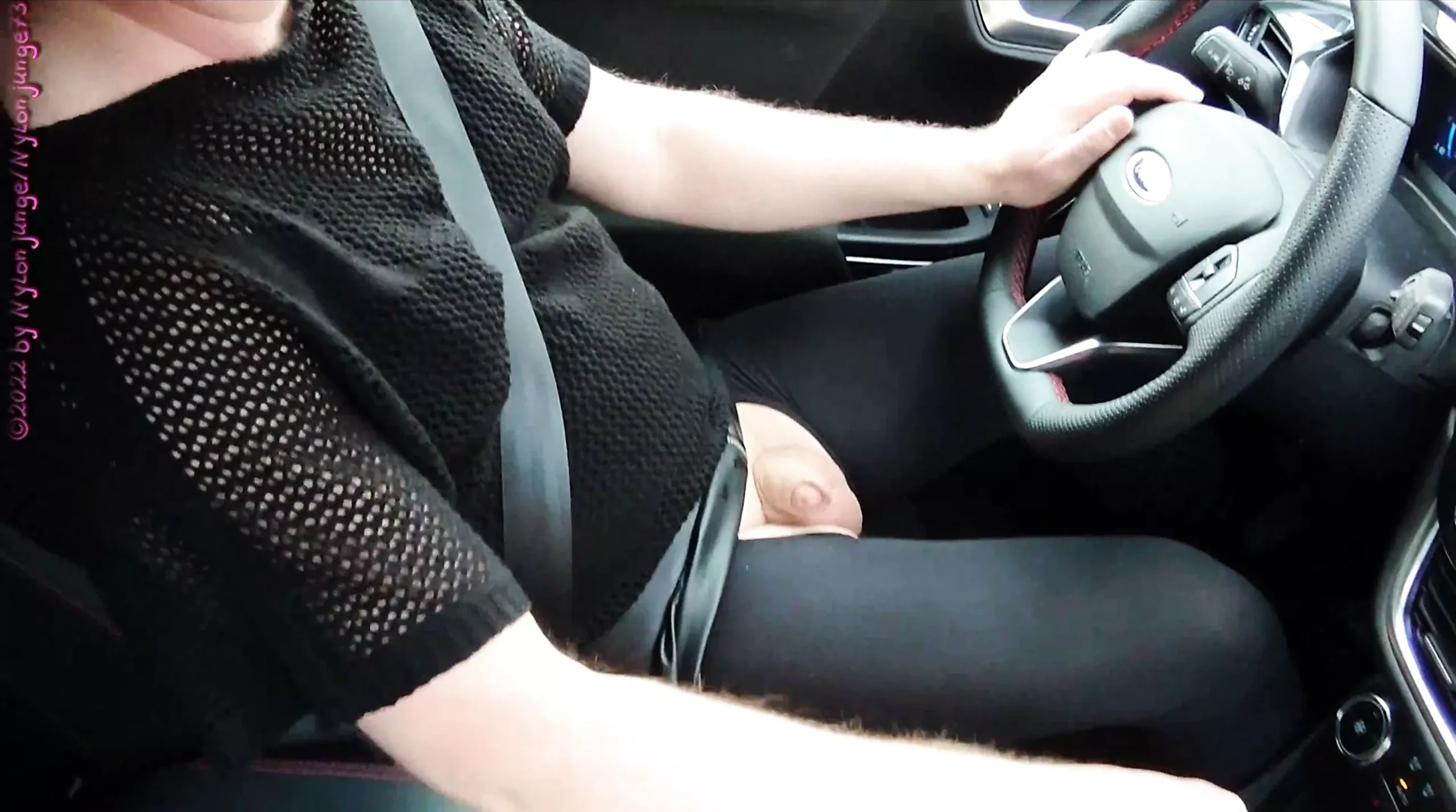 Sexy frivolă în mașină 2 - travestit -