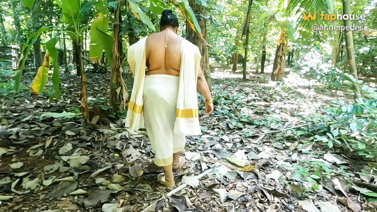Kerala-Stil traditionelles set mundu, mädchen zieht sich im freien nackt aus und zeigt ihren sexy nackten körper.