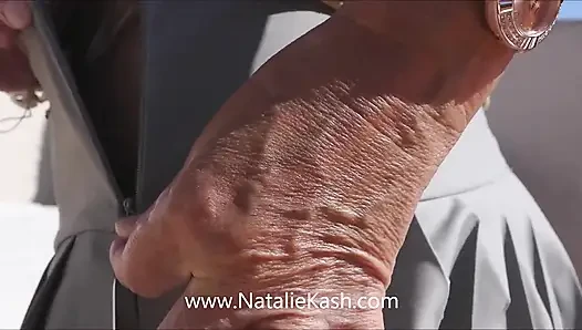 Kısa tenis etekli açık havada parmakla sikiş orgazmı