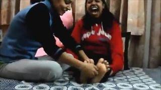 Une indienne se fait chatouiller les pieds