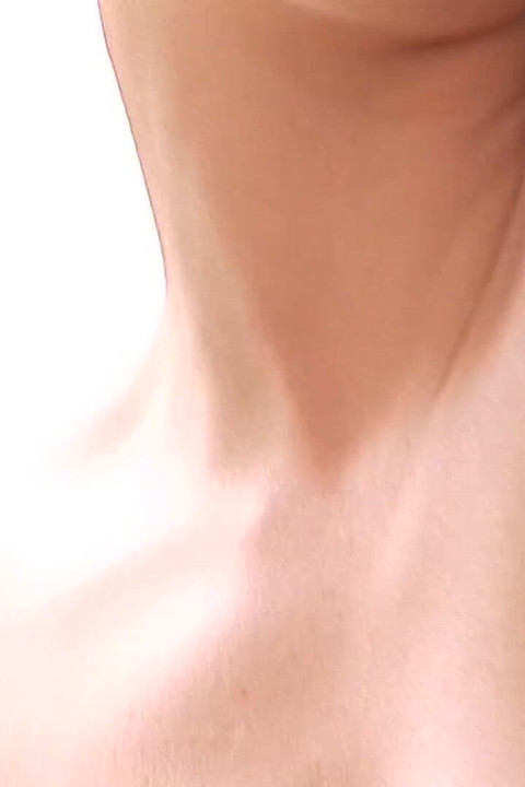 हॉट बॉडीस्टॉकिंग में गंजे सिर वाली पुतली हस्तमैथुन कर रही है