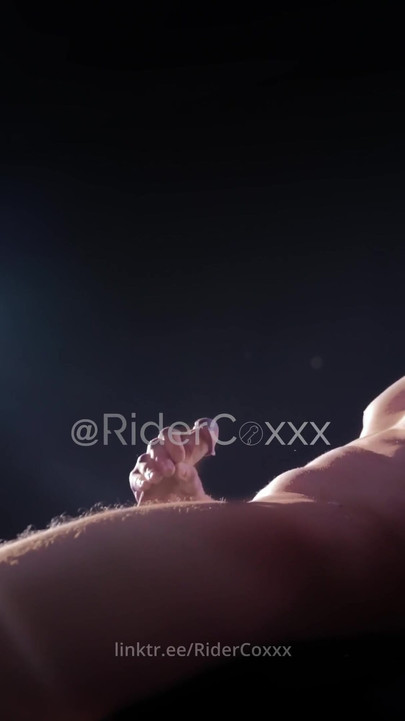 RiderCoxxxはスポットライトを浴びて、大きな負荷を吹き飛ばすために急に離れて | クリップ 1