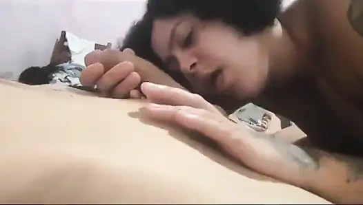 Kocam beni sikmek istemiyor! Komşu sikişiyor! Prezervatifsiz verdim ve komşunun içine boşalmasına izin verdim!