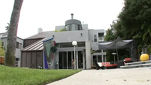 Крошка-брюнетка дрочит ебарю, пока ее тугую киску трахают пальцами