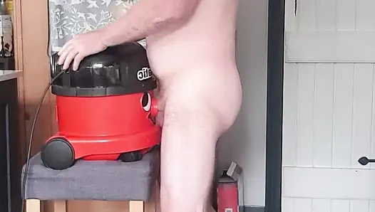 Minik yarağımda elektrikli süpürge emiyor
