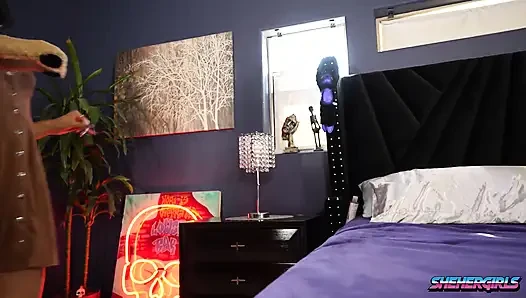 Sexy mädchen bekommt die mädchen, die sie will, lutscht und fickt sie.  Sie ihre mädchen