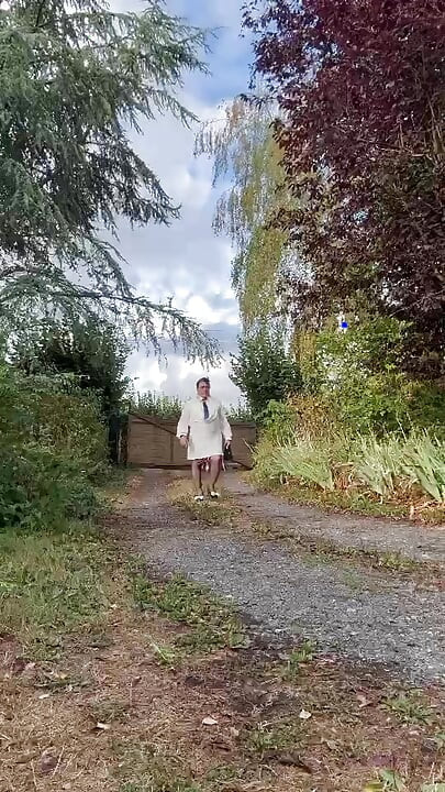 Ubrany w małą białą sukienkę na wieczór