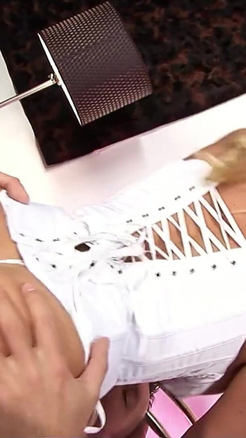 Nezapomenutelný okamžik od "Obrovská prsa MILF Michelle Thorne v bílém prádle drsně ošukaná"
