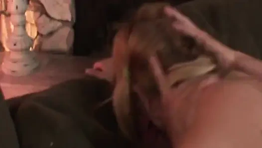 Sarışın amatör samimi bir solo sahnede baştan çıkarıldı