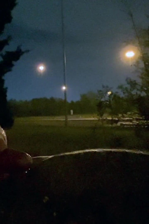 Gece yarısı yol kenarında sidik esnek: çıplak kas tanrısı serbest bırakıldı