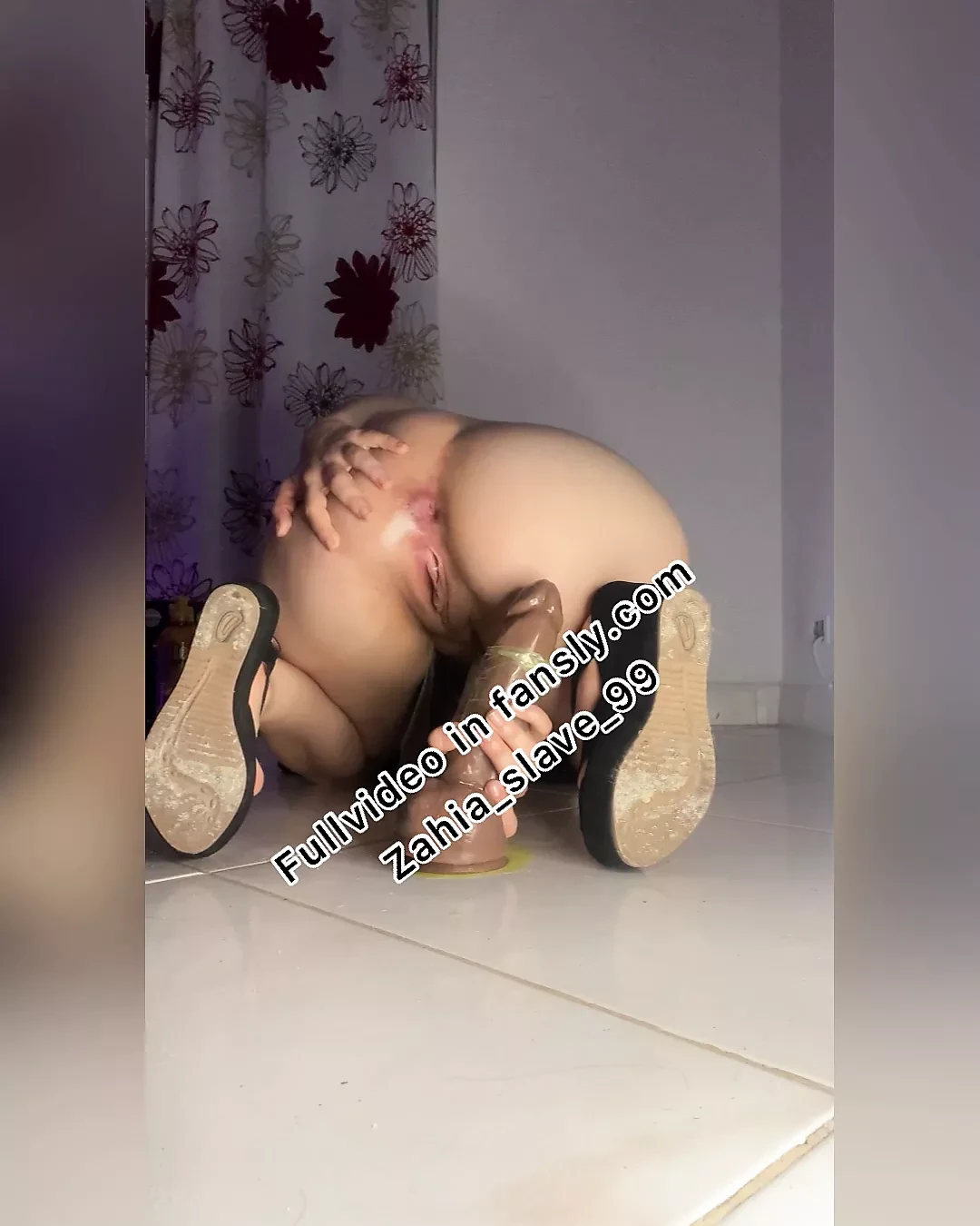 Araberin in Hijab und High Heels reitet einen großen schwarzen Penis