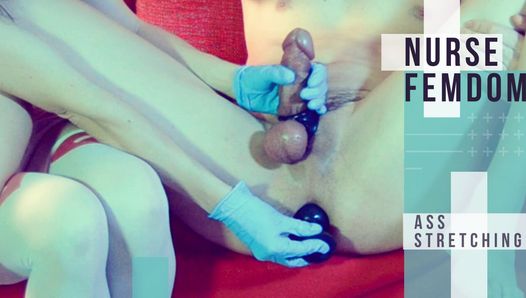 Горячая медсестра вытягивает сперму из подключенной задницы пациента