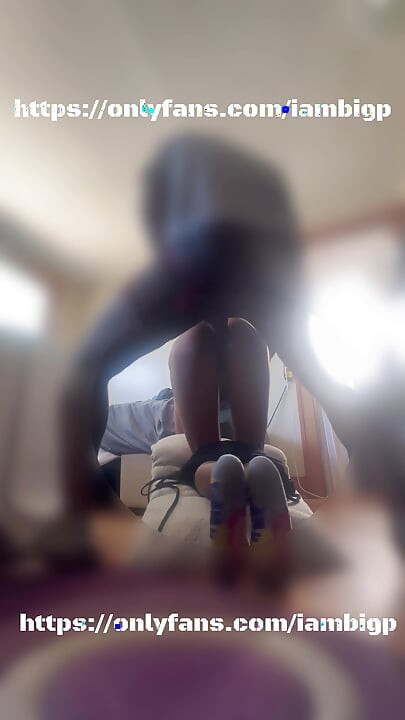 राक्षसी लंड मेरी तंग चूत को चोद रहा है।