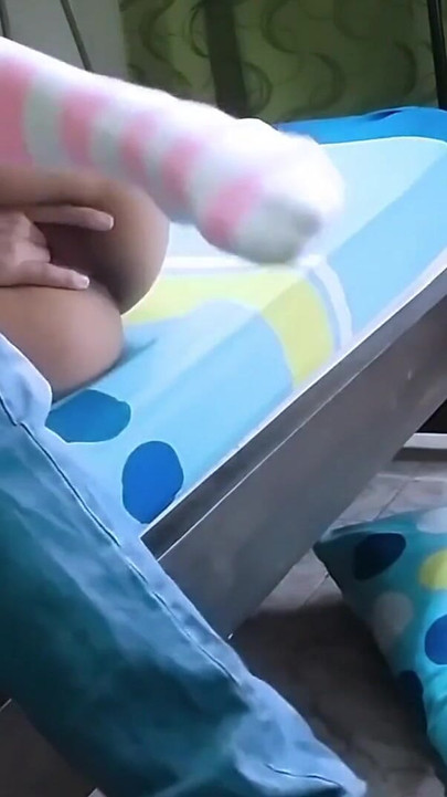 Cewek seksi ini pengen banget di-fingering sampai orgasme saat lagi fingering memek sempitnya"