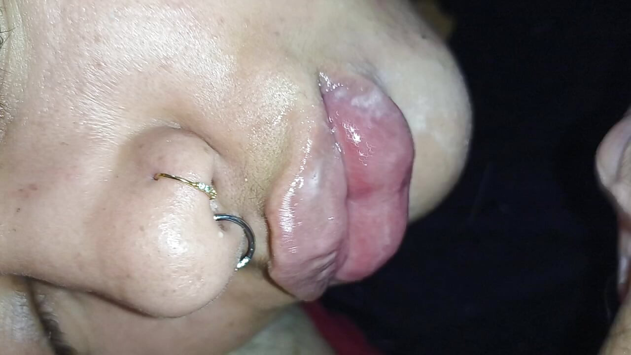 POV קרימפיי קיצוני, הקוקהולד משפריץ את כל הזין שלו על הכלבה הזו