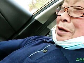 Aziatische opa krijgt een hj in de auto