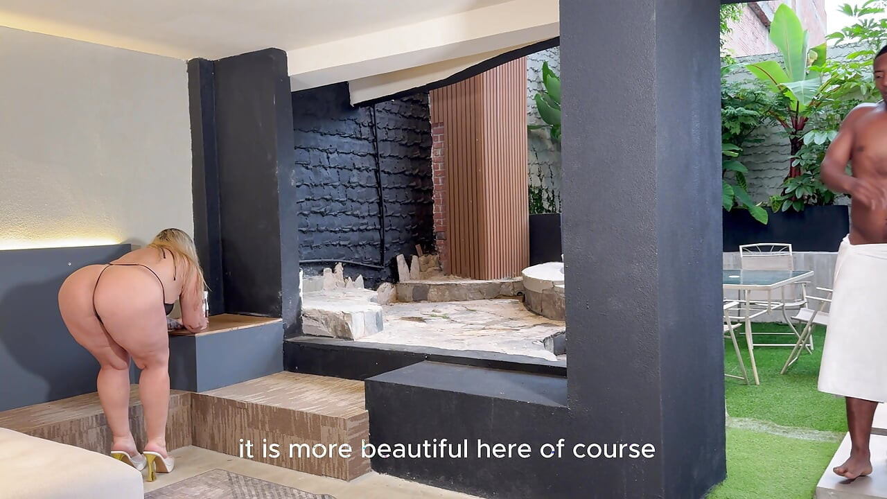 Grote zwarte gelukkige pik wordt het natte poesje van haar buurman geneukt in een interraciaal buitenshuis!