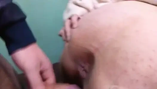 Рыжеволосая девушка просто возбуждена