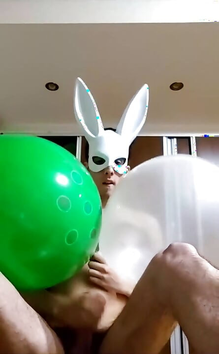 Bunny Looner suge baloane mari în timp ce se masturbează pe Stream