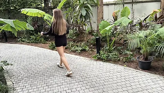 Cewek ini mengoda dan selingkuh dari suaminya waktu lagi liburan sama pria asing, tapi dia cantik banget