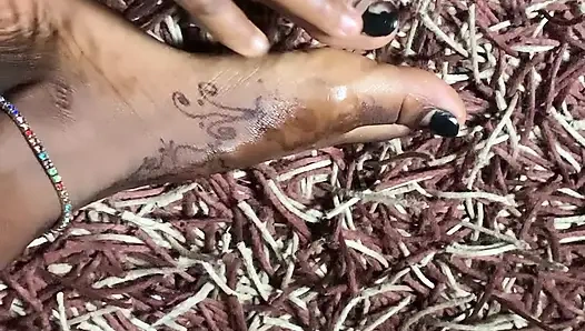 Bagian pijat kaki cewek ebony panas